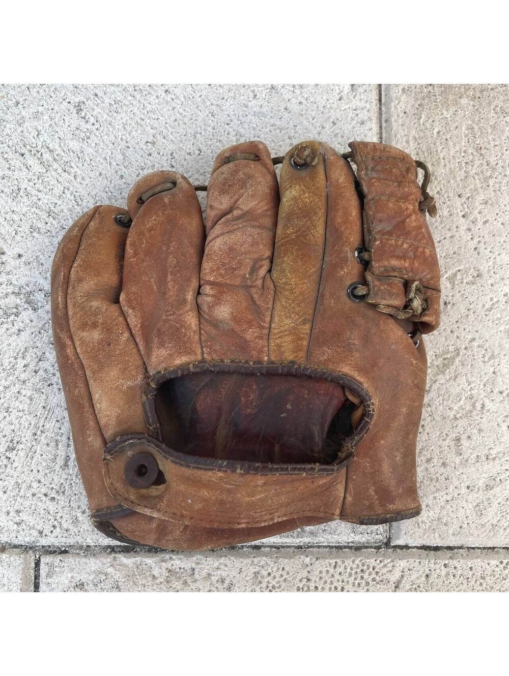 Vintage 1940s Snider Model 8.5” Oil Treated Celebrated Leather Baseball Glove